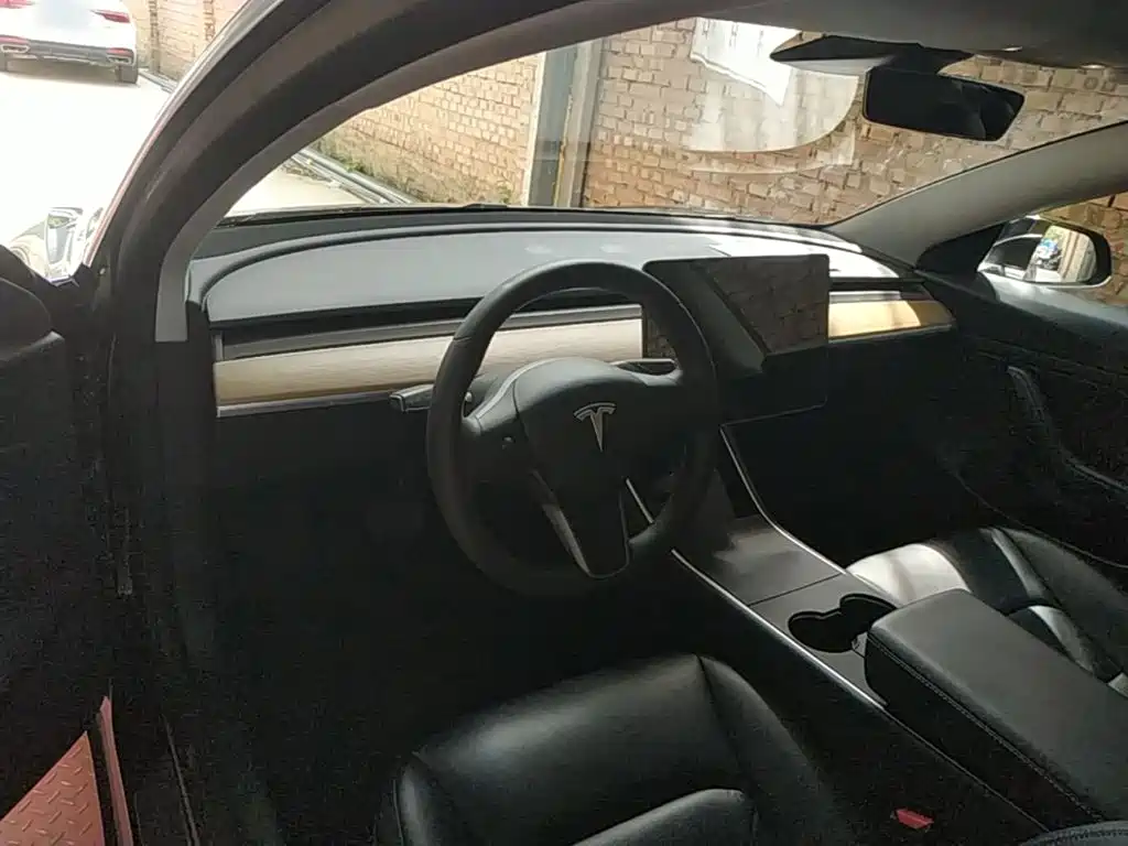 Tesla Model 3 — миниатюра 10