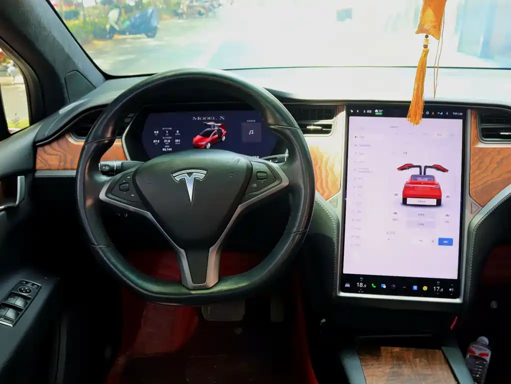 Tesla Model X — миниатюра 8