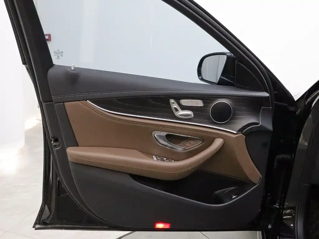 Mercedes-Benz E-Class — миниатюра 10