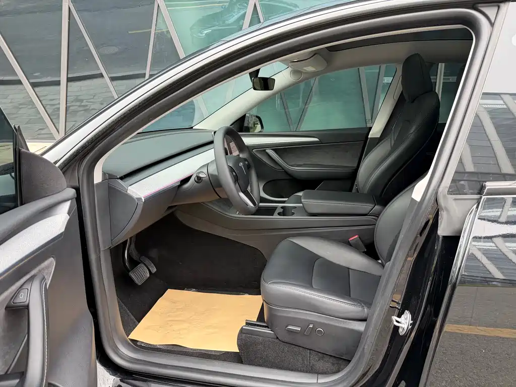Tesla Model Y — миниатюра 7