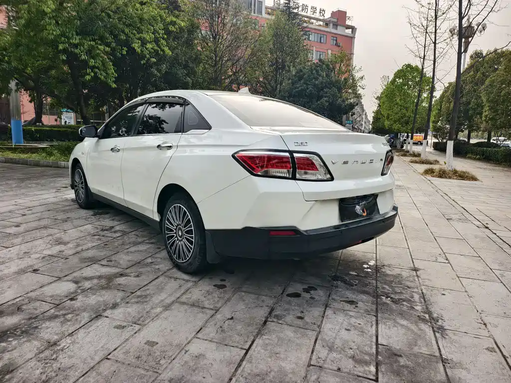 Venucia D60 1.6L Entry Manual Comfort Enjoy Edition, фото 4