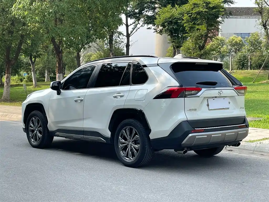 Toyota RAV4 2024 2.0L CVT Plus