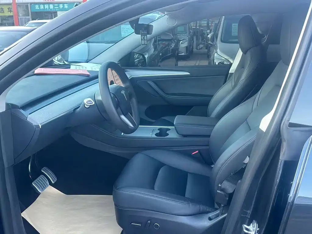 Tesla Model Y — миниатюра 7