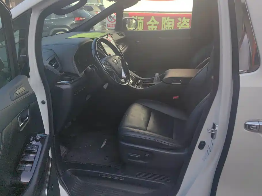 Toyota Alphard — миниатюра 9