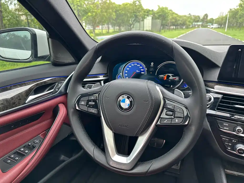 BMW 5 Series — миниатюра 10