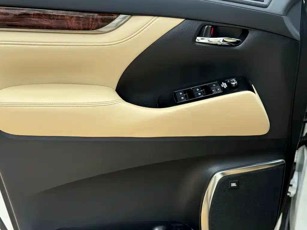 Toyota Alphard — миниатюра 8