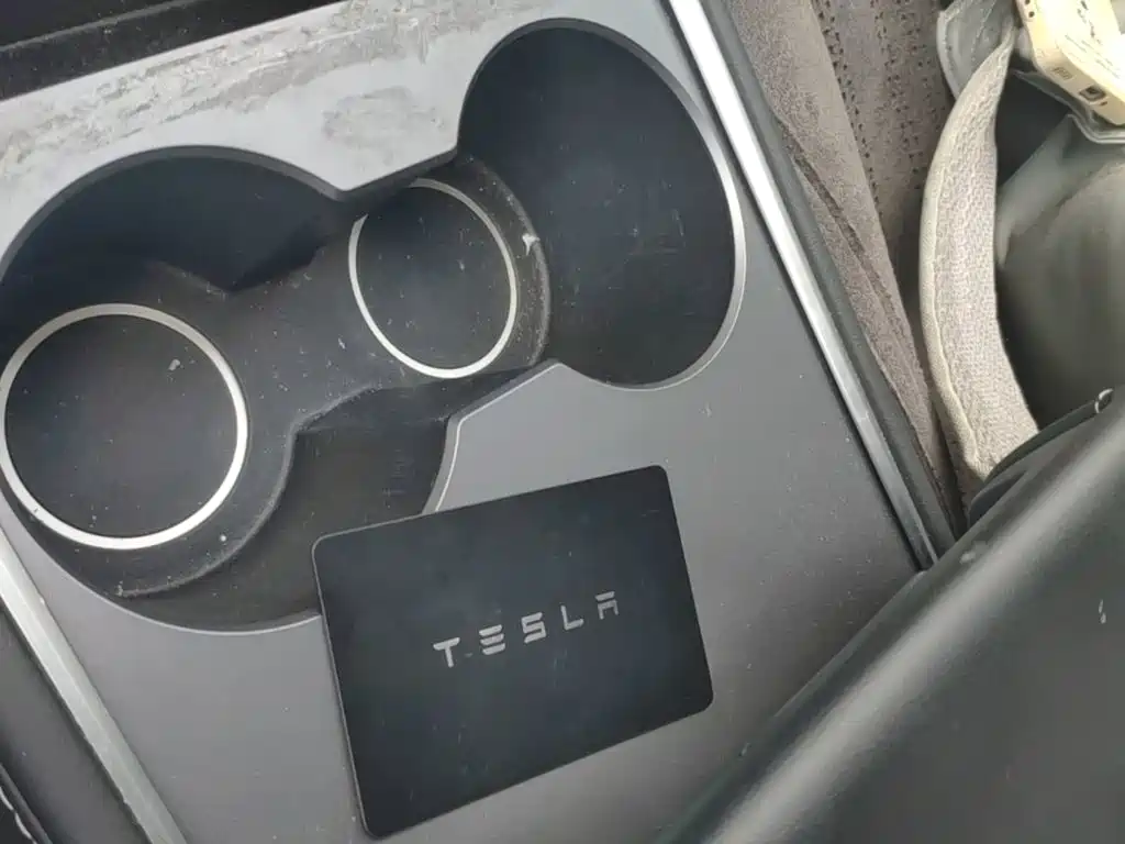 Tesla Model Y — миниатюра 9