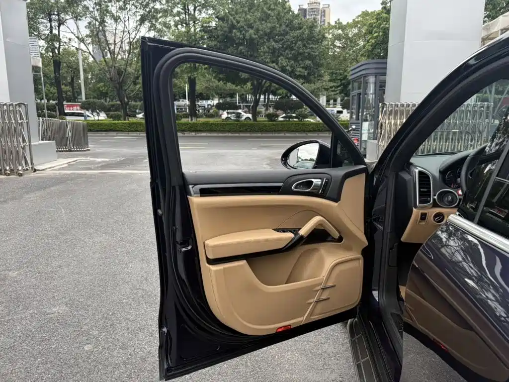Porsche Cayenne — миниатюра 5
