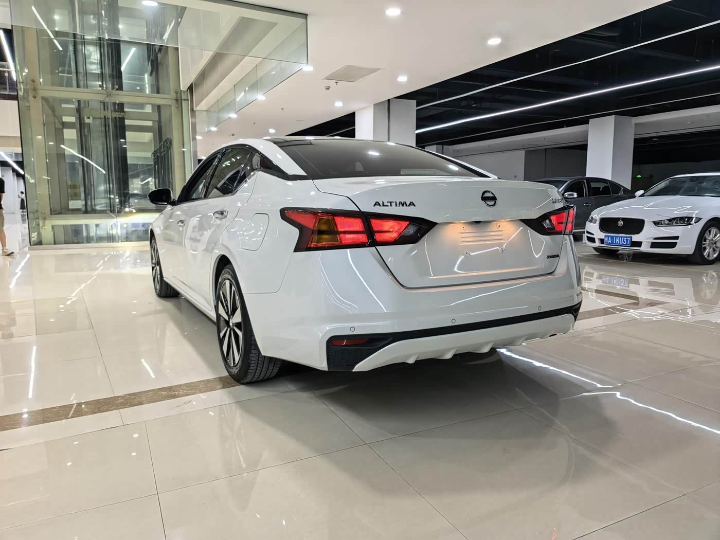 Nissan Teana 2.0 л 2023 г. Белый, пробег 19000 км
