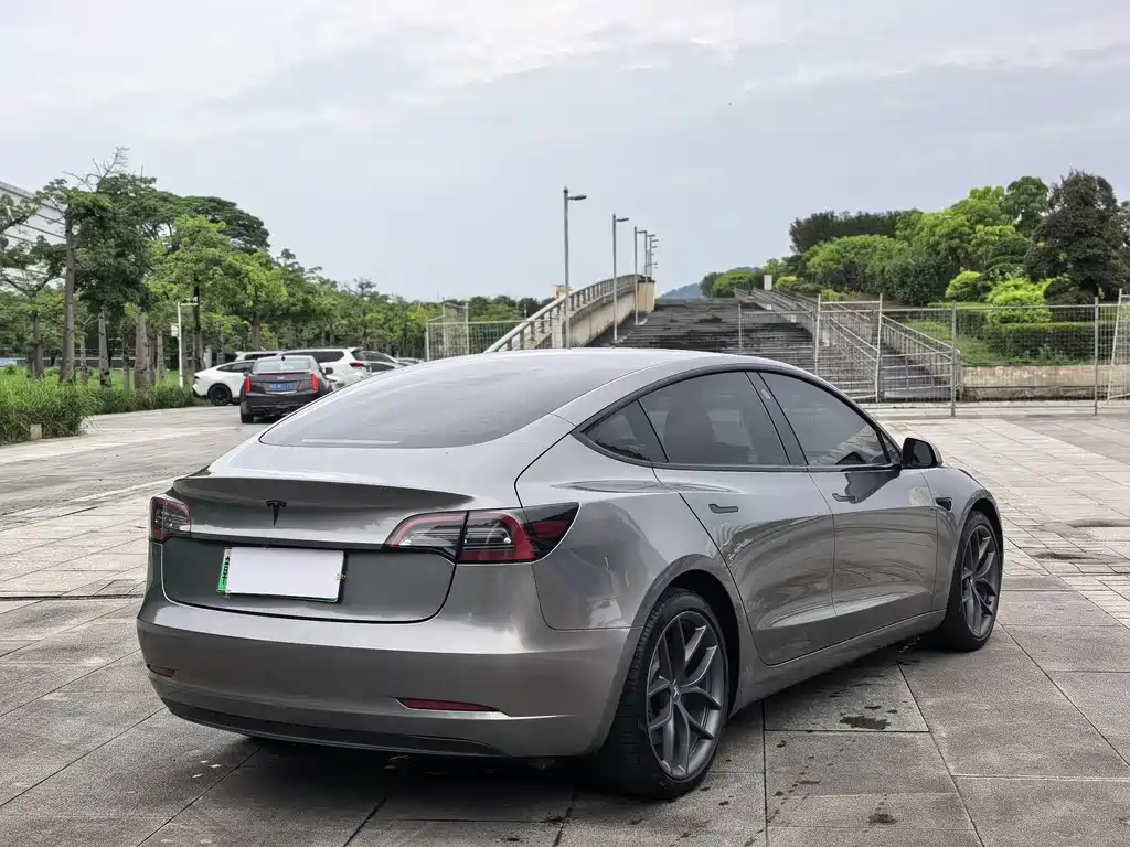 Tesla Model 3 — миниатюра 5