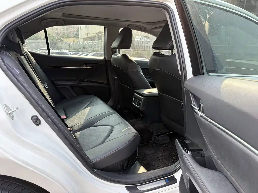 Toyota Camry — миниатюра 18
