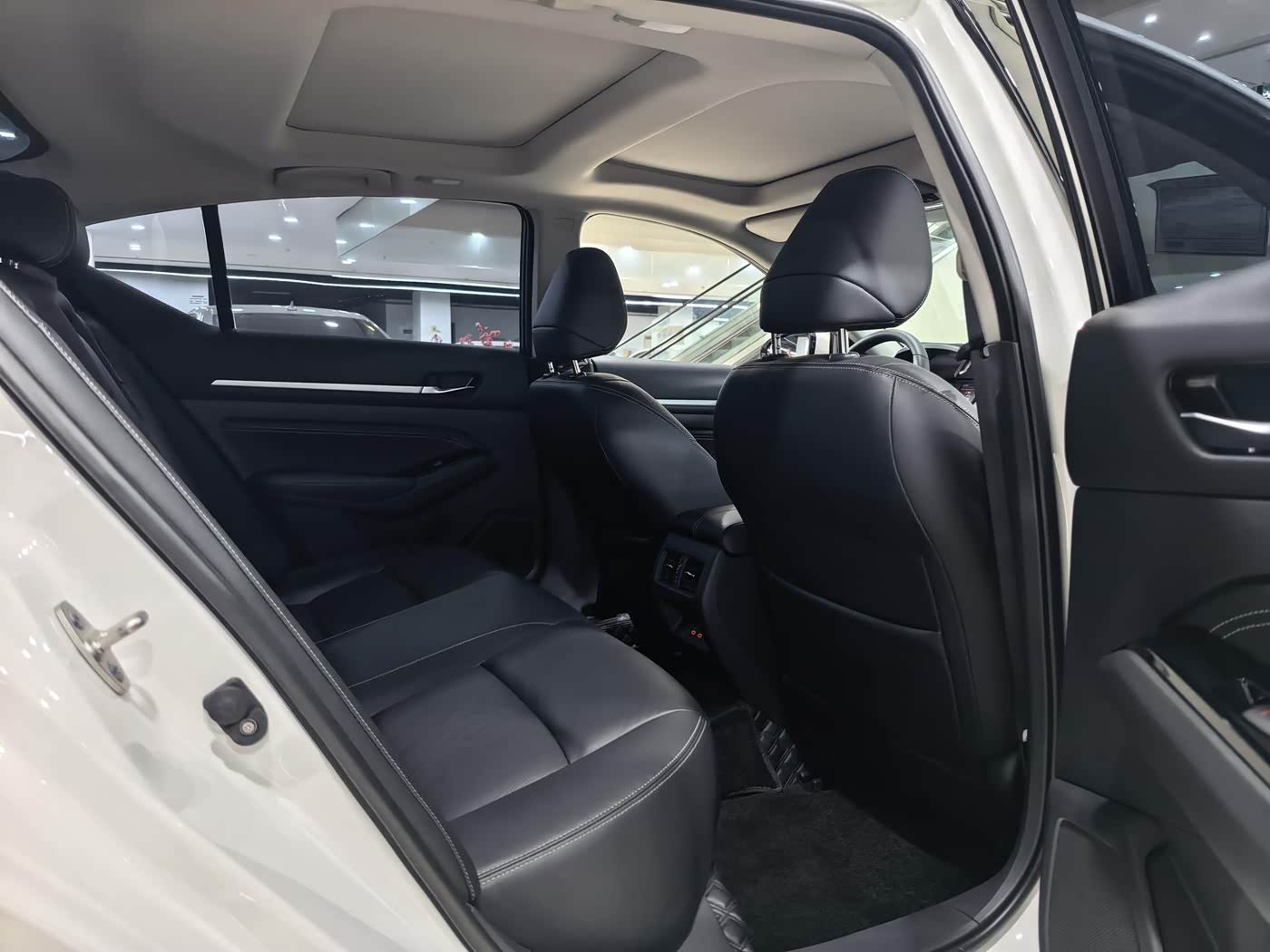 Nissan Teana 2.0 л 2023 г. Белый, пробег 19000 км
