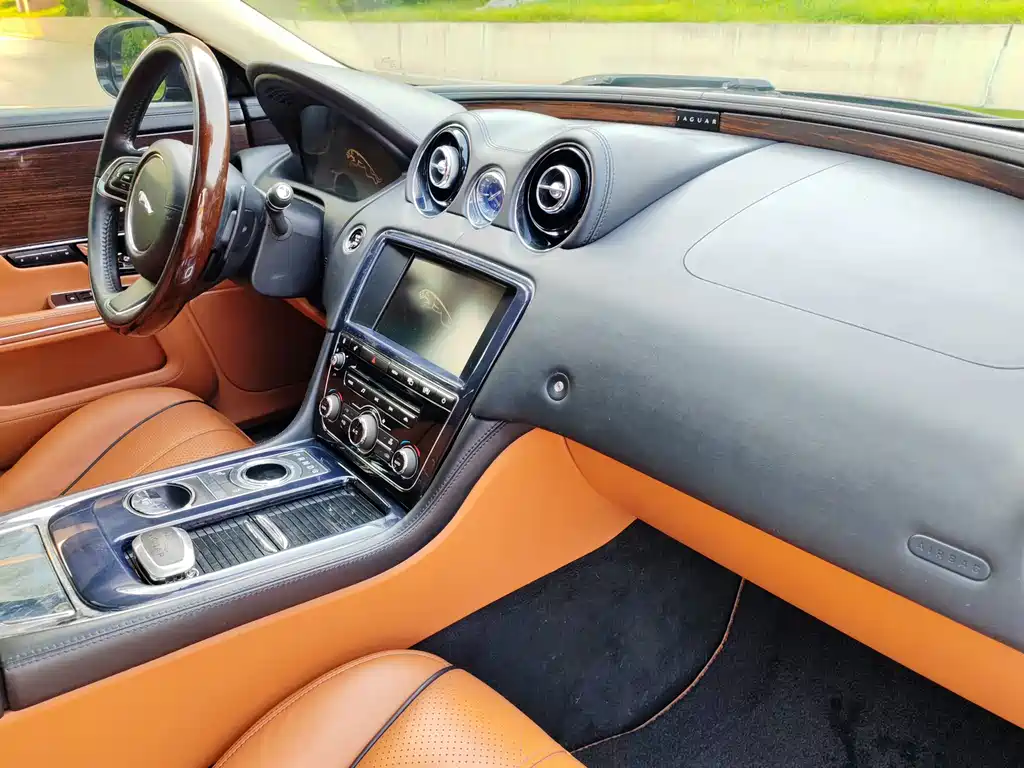 Jaguar XJ — миниатюра 18