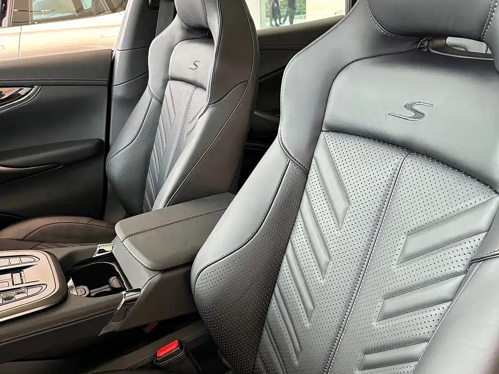 Aston Martin DBX — миниатюра 5