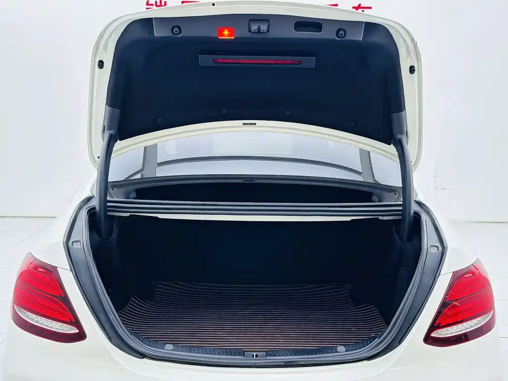 Mercedes-Benz E-Class — миниатюра 18