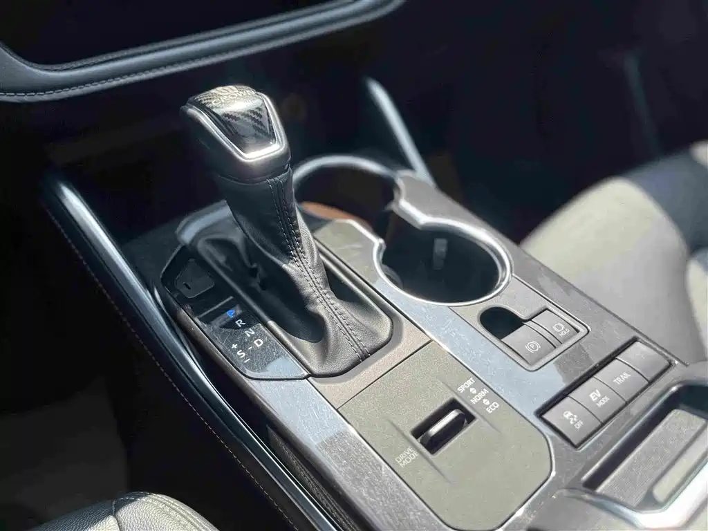 Toyota Crown Kluger — миниатюра 18
