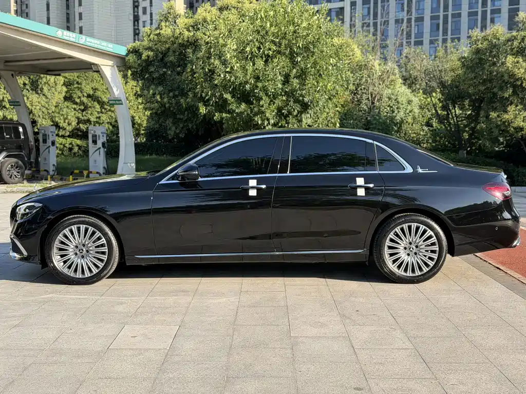 Mercedes-Benz E-Class — миниатюра 2