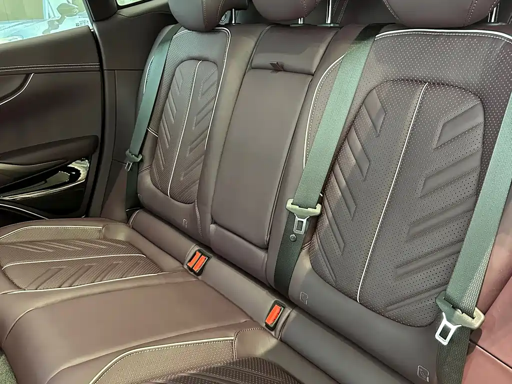 Aston Martin DBX — миниатюра 6