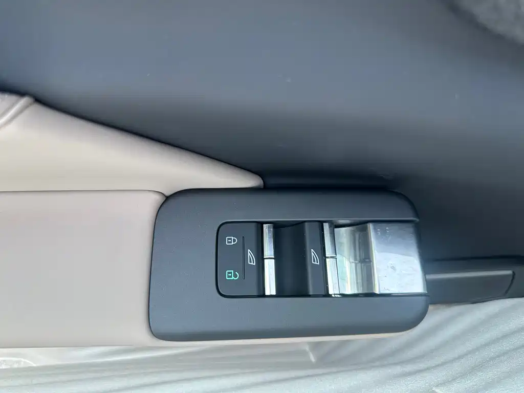 Volvo XC70 PHEV — миниатюра 15