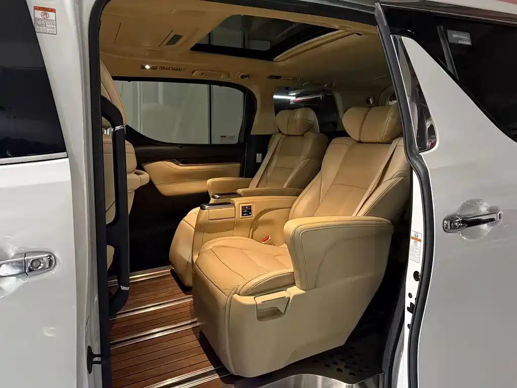 Toyota Alphard — миниатюра 4