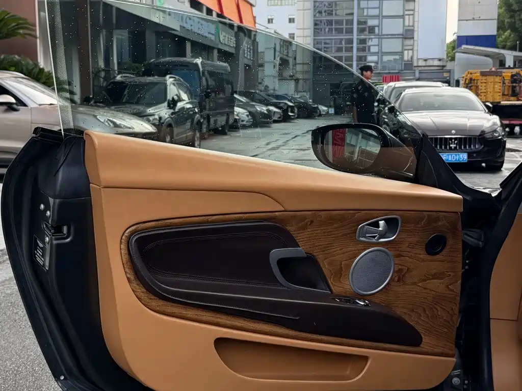 Aston Martin DB11 — миниатюра 5