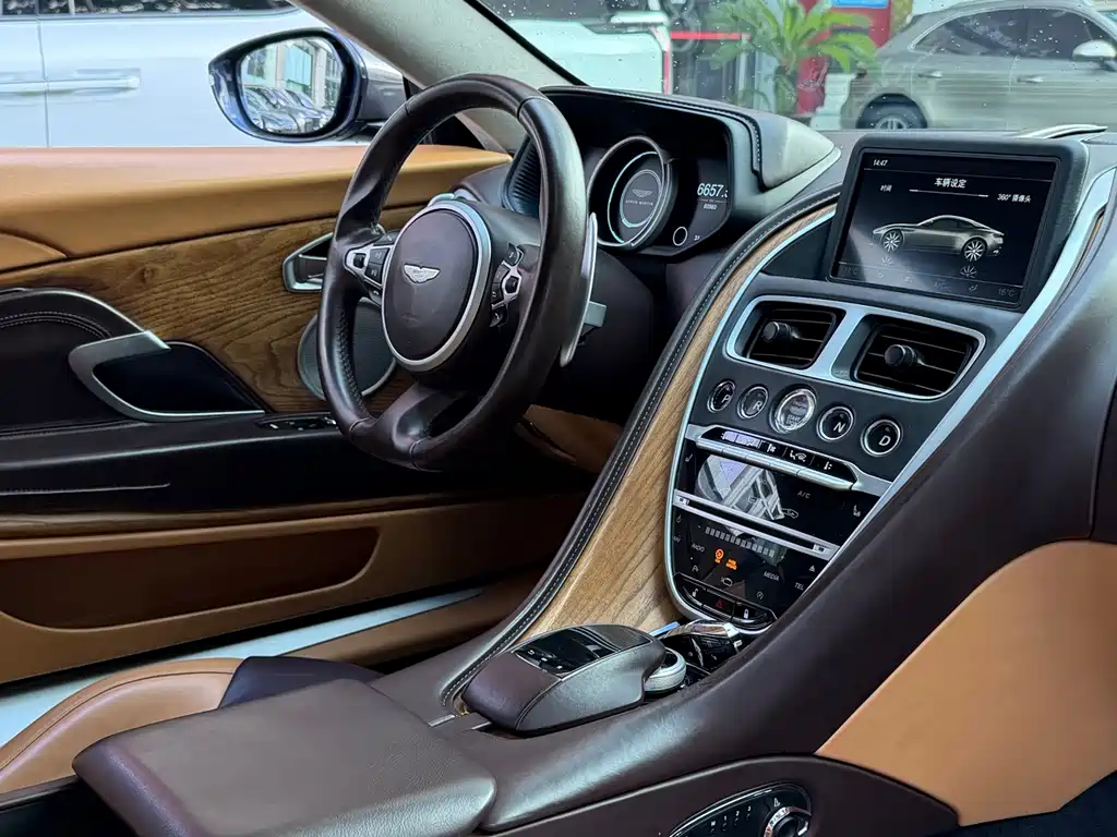 Aston Martin DB11 — миниатюра 14