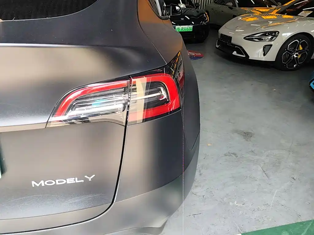 Tesla Model Y — миниатюра 8