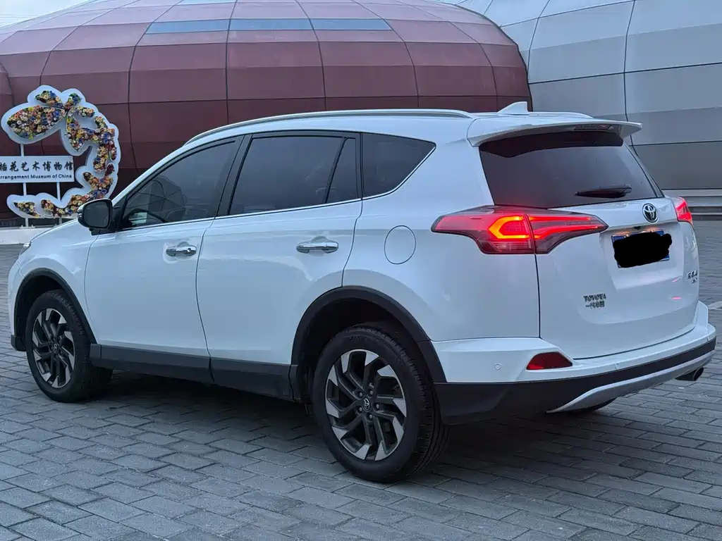 Toyota RAV4 — миниатюра 6