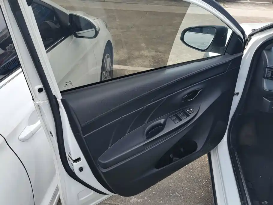 Toyota Yaris L — миниатюра 7