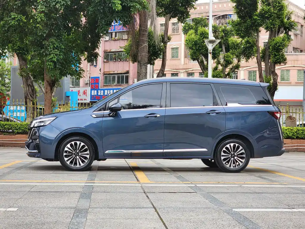 Wuling Jiachen — миниатюра 4