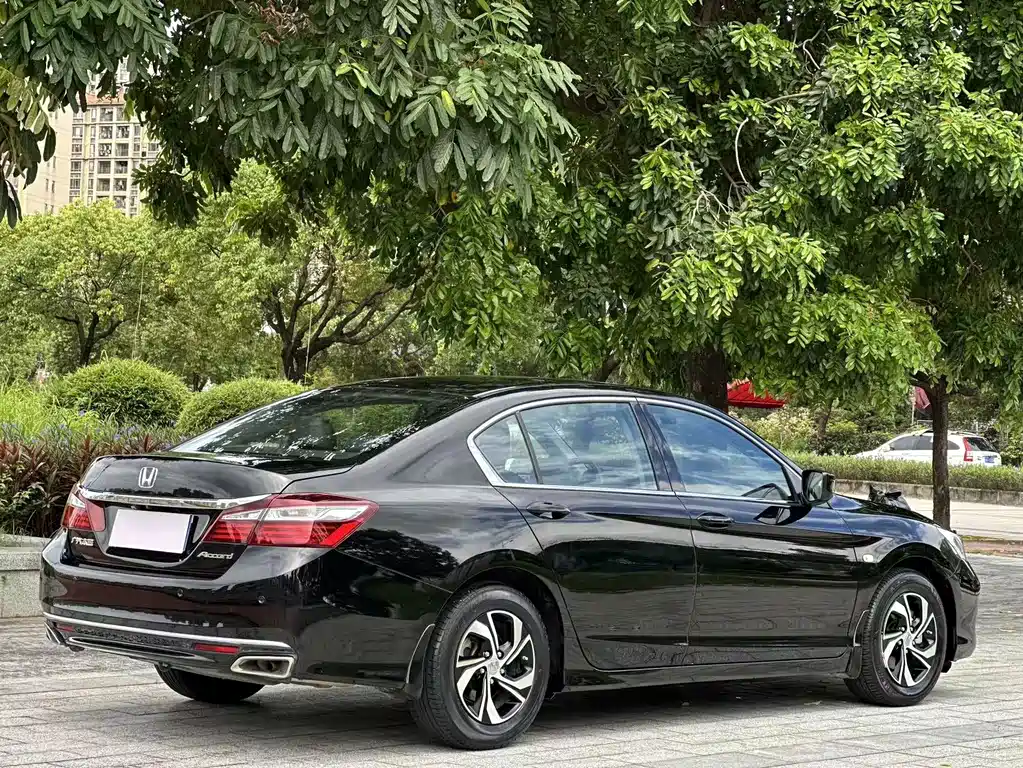 Honda Accord — миниатюра 9