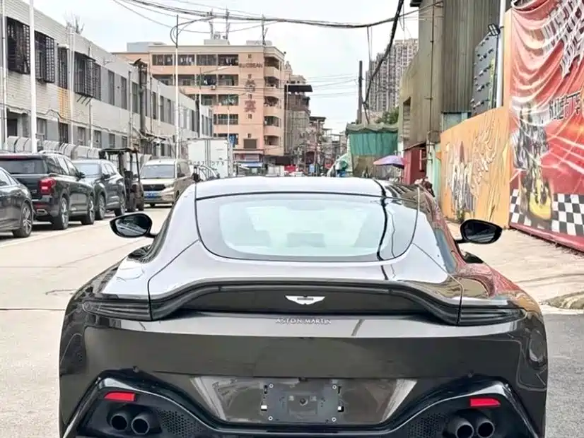 ASTON MARTIN V8 VANTAGE