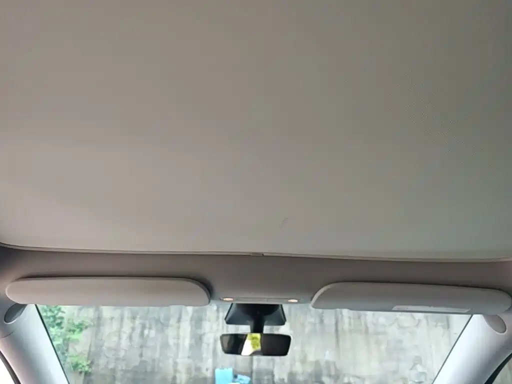 Tesla Model Y — миниатюра 18