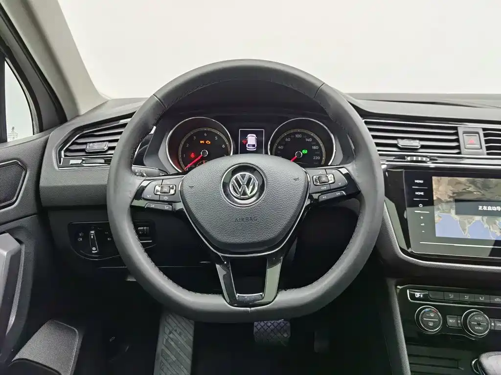 Volkswagen Tiguan L — миниатюра 11