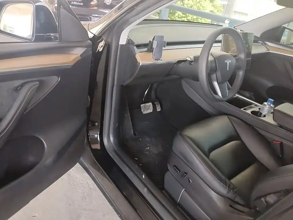 Tesla Model Y — миниатюра 16