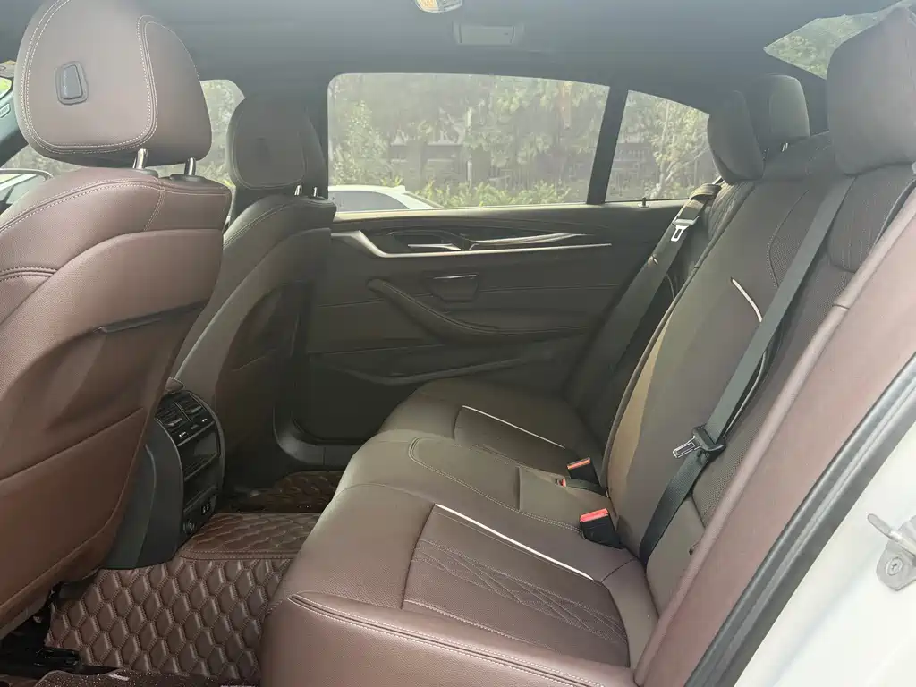 BMW 5 Series — миниатюра 11