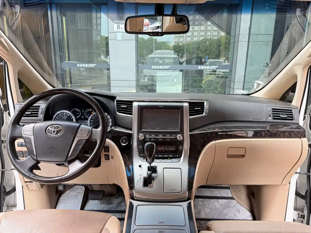 Toyota Alphard — миниатюра 8