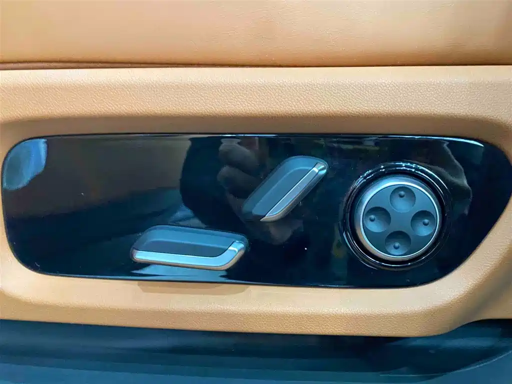 AITO ASK THE WORLD M9