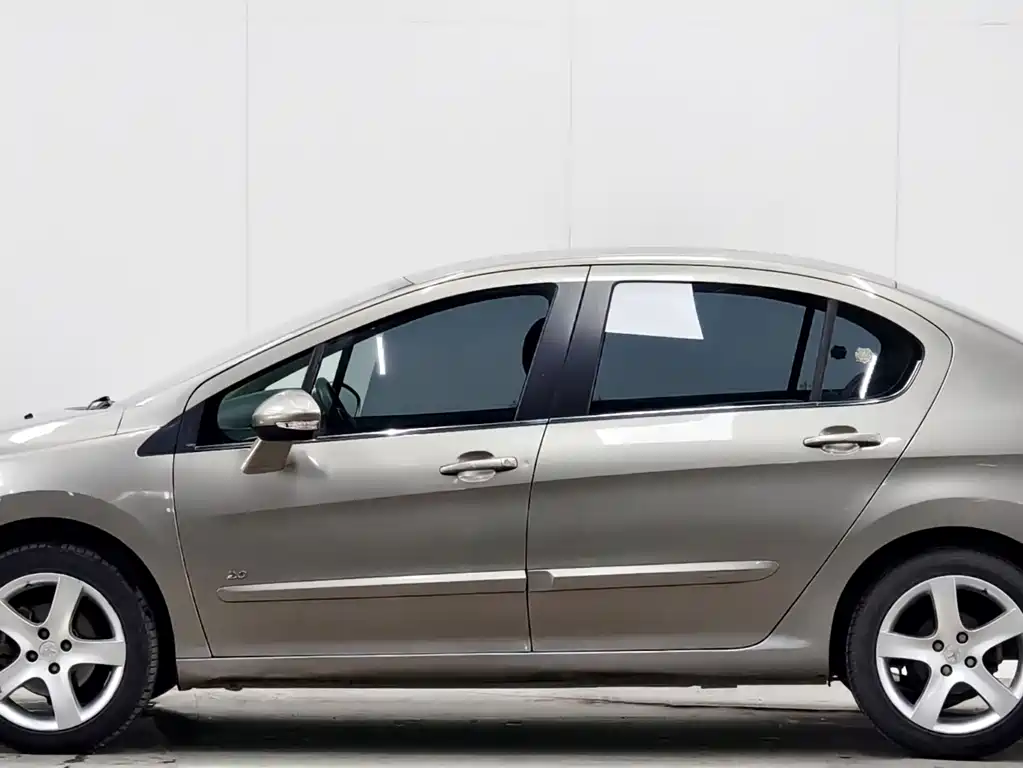 Peugeot 408 2013 1.6L MT Comfort