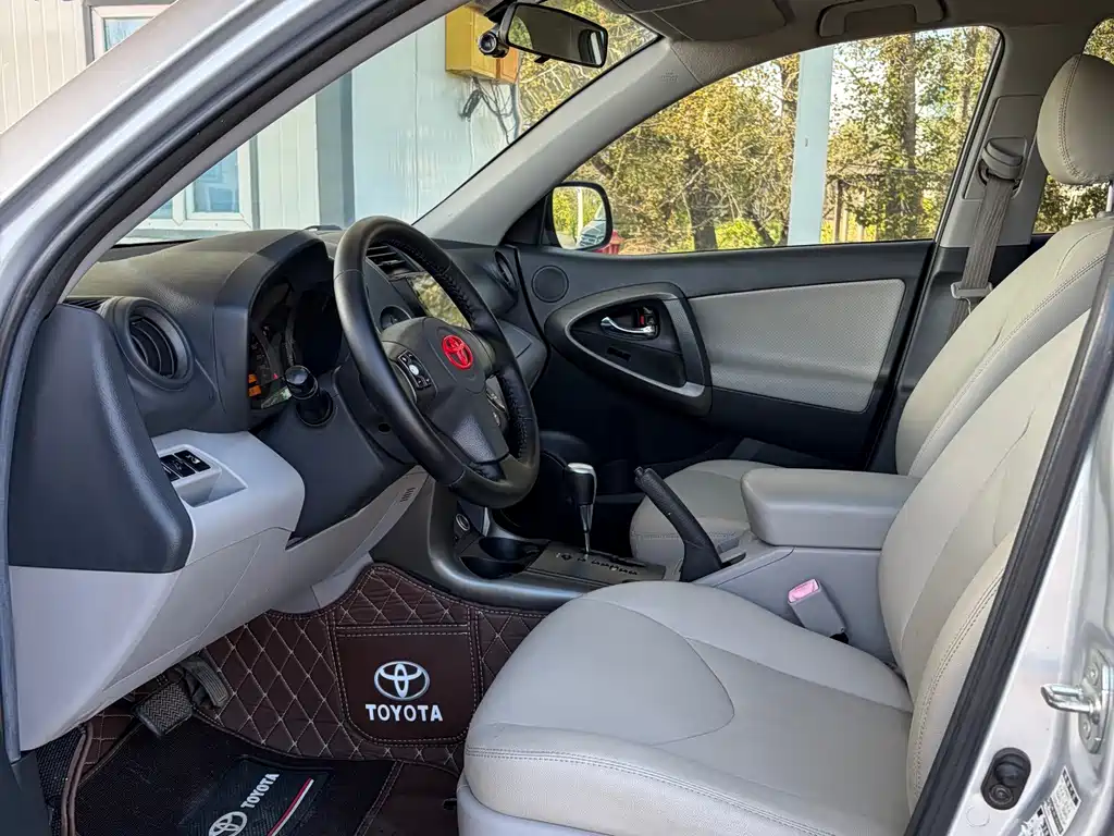 Toyota RAV4 — миниатюра 5