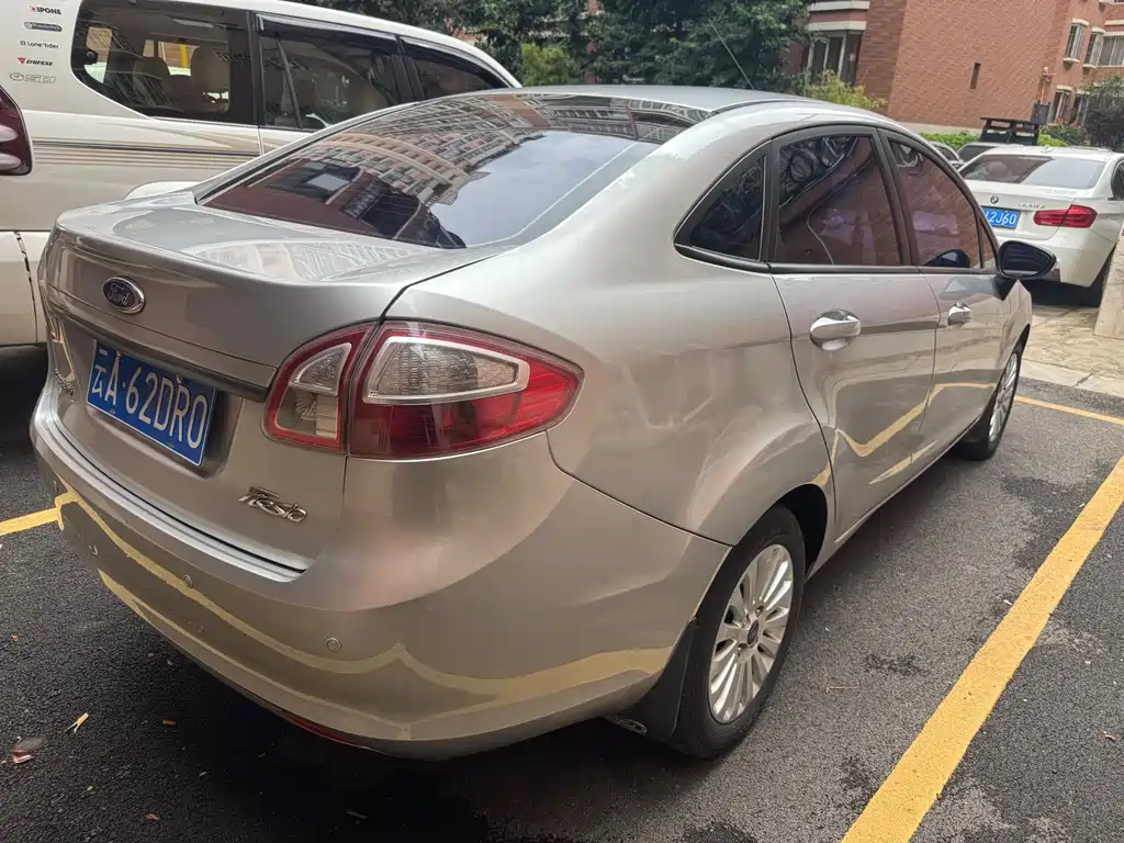 Ford Fiesta 2011 1.5L MT Fashion