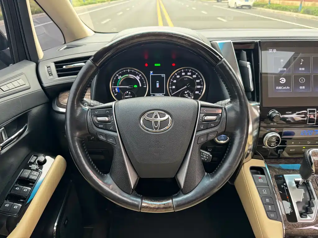 Toyota Alphard — миниатюра 13