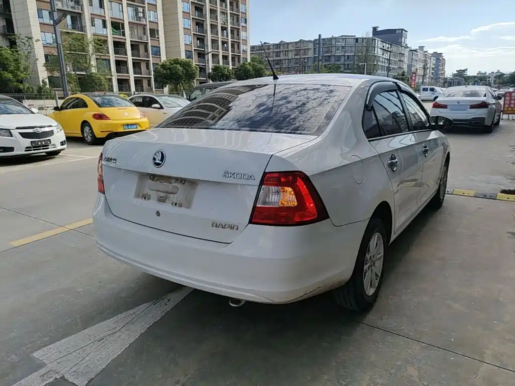 Skoda Rapid — миниатюра 7