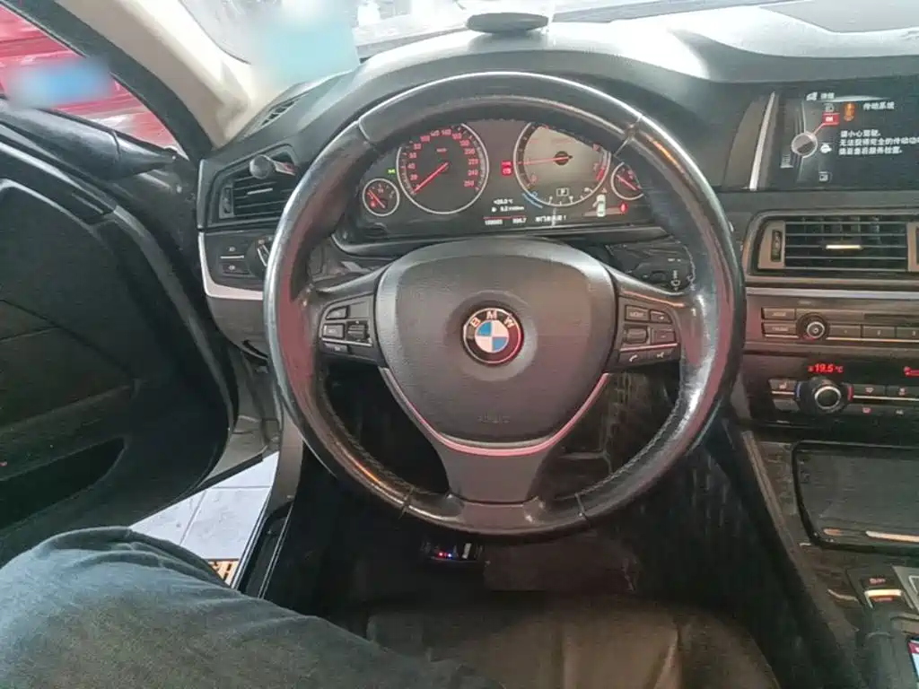 BMW 5 Series — миниатюра 11