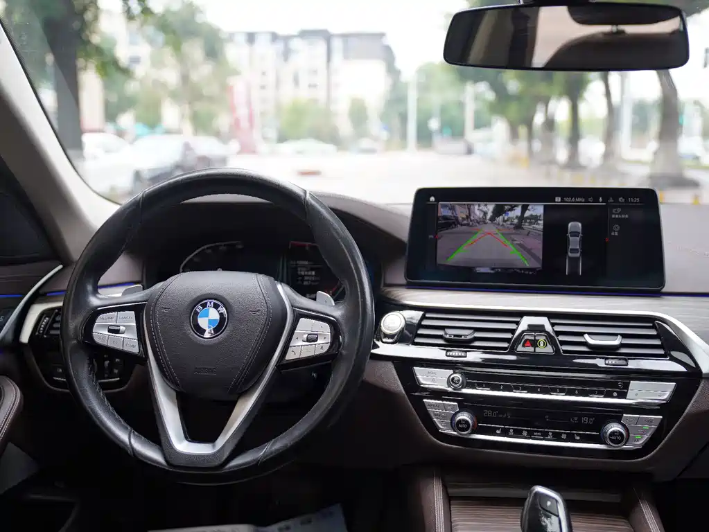 BMW 5 Series — миниатюра 8