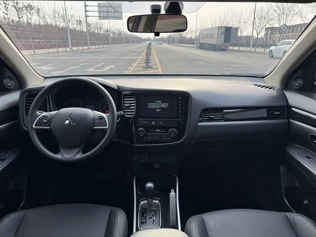 MITSUBISHI OUTLANDER