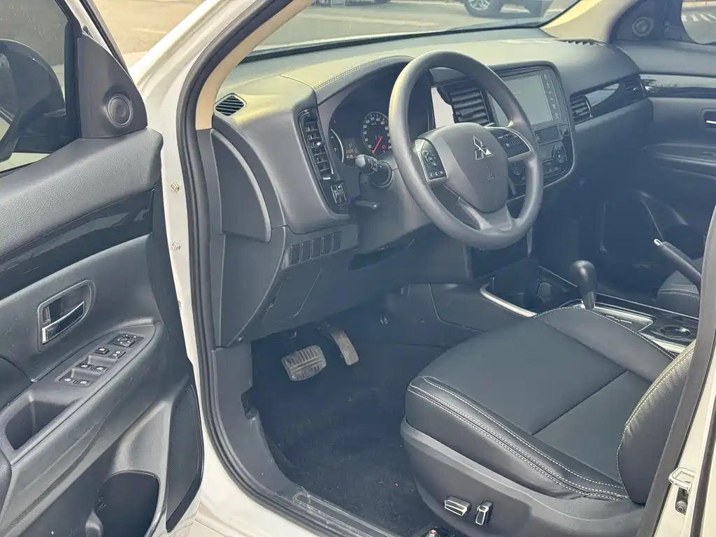 MITSUBISHI OUTLANDER