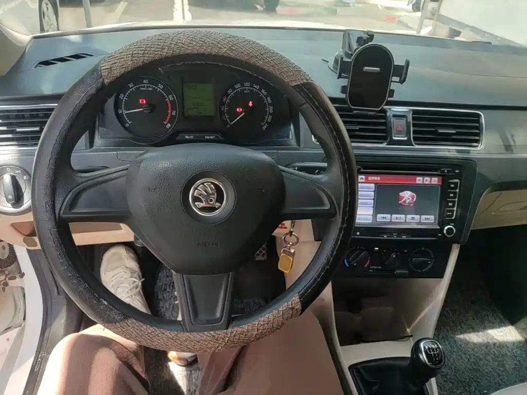 Skoda Rapid — миниатюра 10