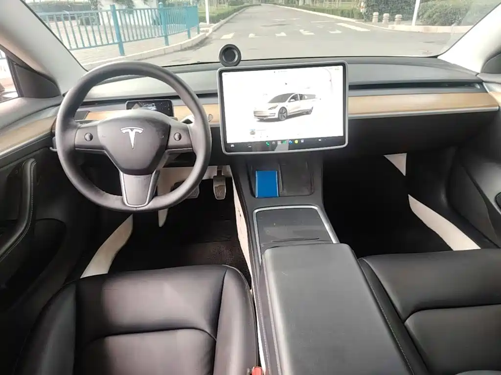 Tesla Model 3 — миниатюра 10