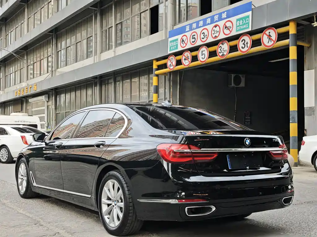 BMW 7 Series — миниатюра 11